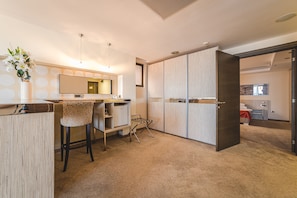 Deluxe Family Suite, Sea View | Living room