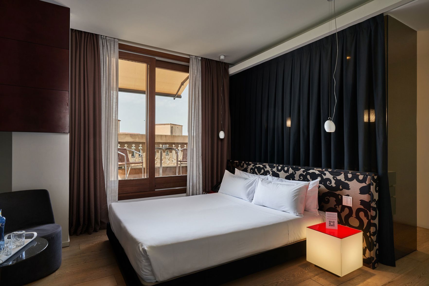 Hochwertige Bettwaren, Betten mit Memory-Foam-Matratzen, Zimmersafe
