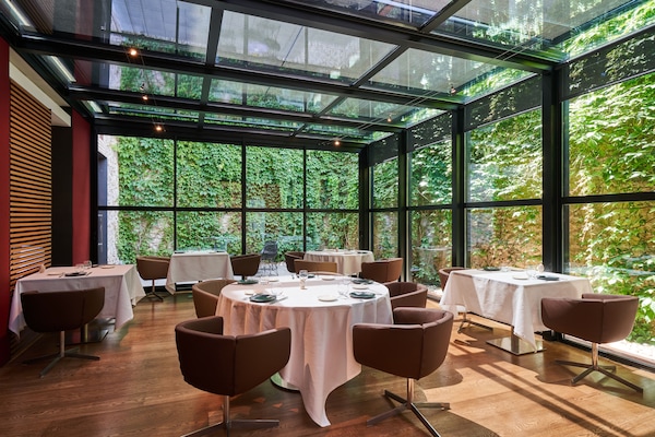 Breakfast, lunch and dinner served