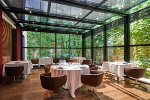 Breakfast, lunch and dinner served