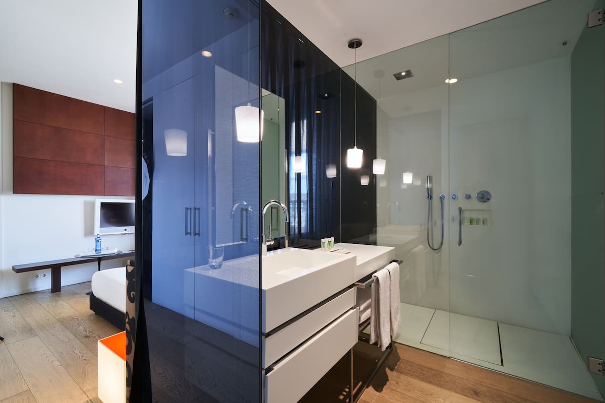 superior double room | bathroom | hair dryer, towels