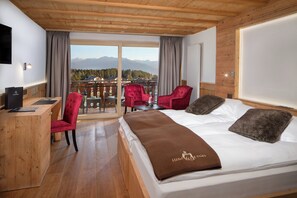 Minibar, caja de seguridad en la habitación y escritorio 