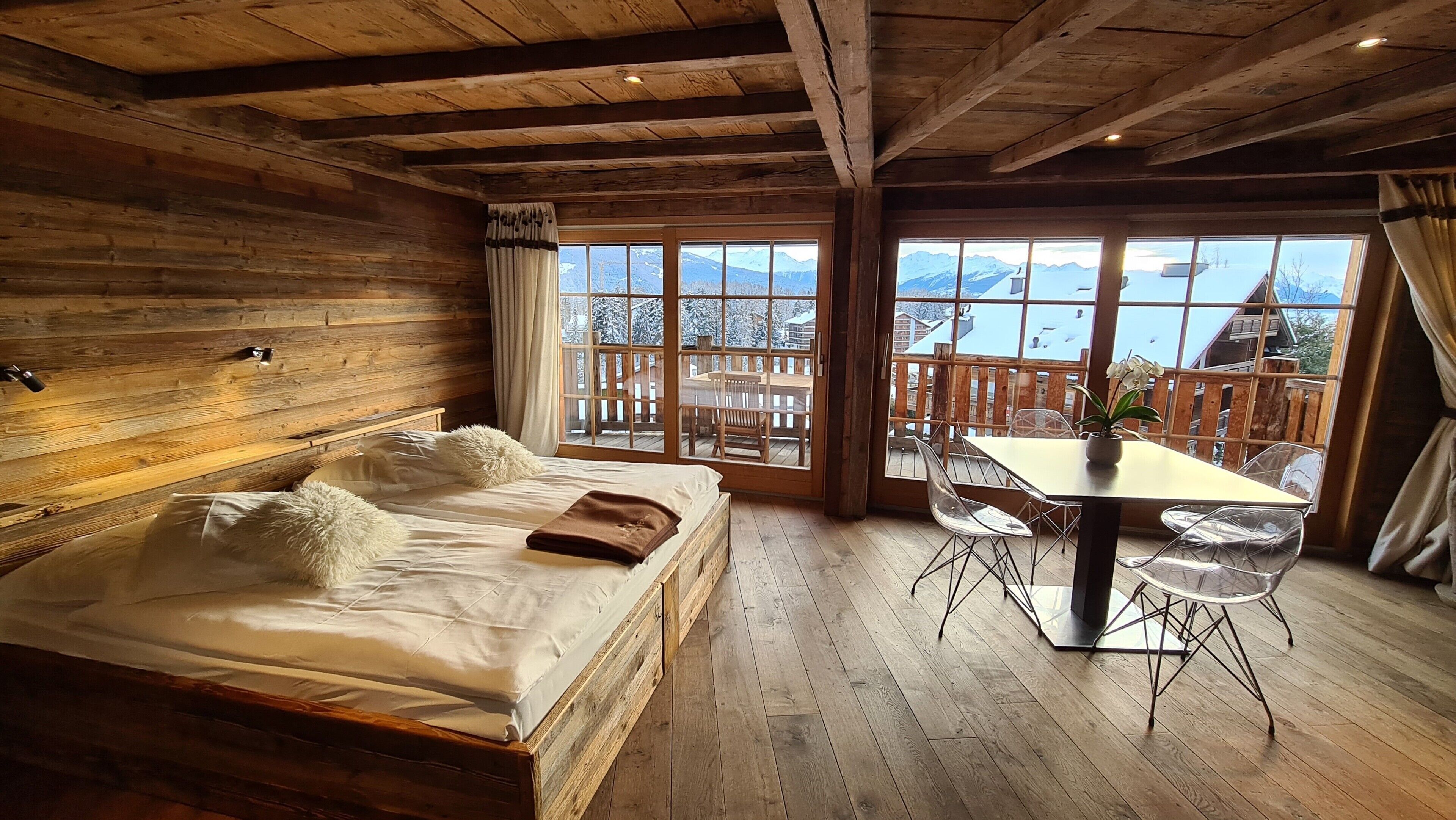 suite, balcony, mountain view (south) | 1 bedroom, minibar, in-room safe, desk