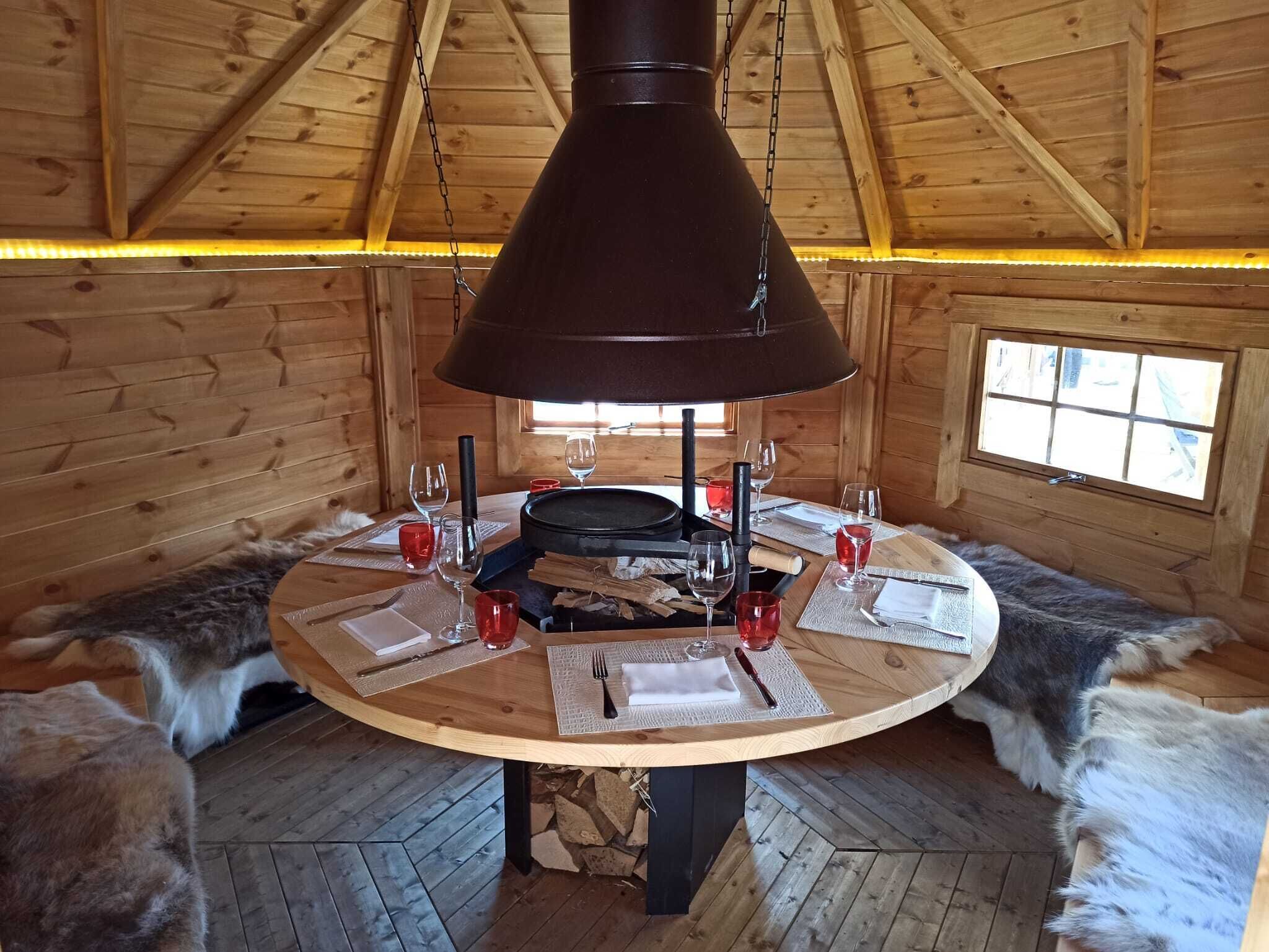 2 restaurants, brunch served, fondue