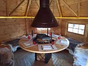 2 restaurantes, se sirve brunch, fondue 