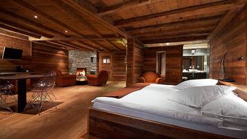 Suite, balcone, vista montagna (South) | Minibar, una cassaforte in camera, una scrivania, insonorizzazione