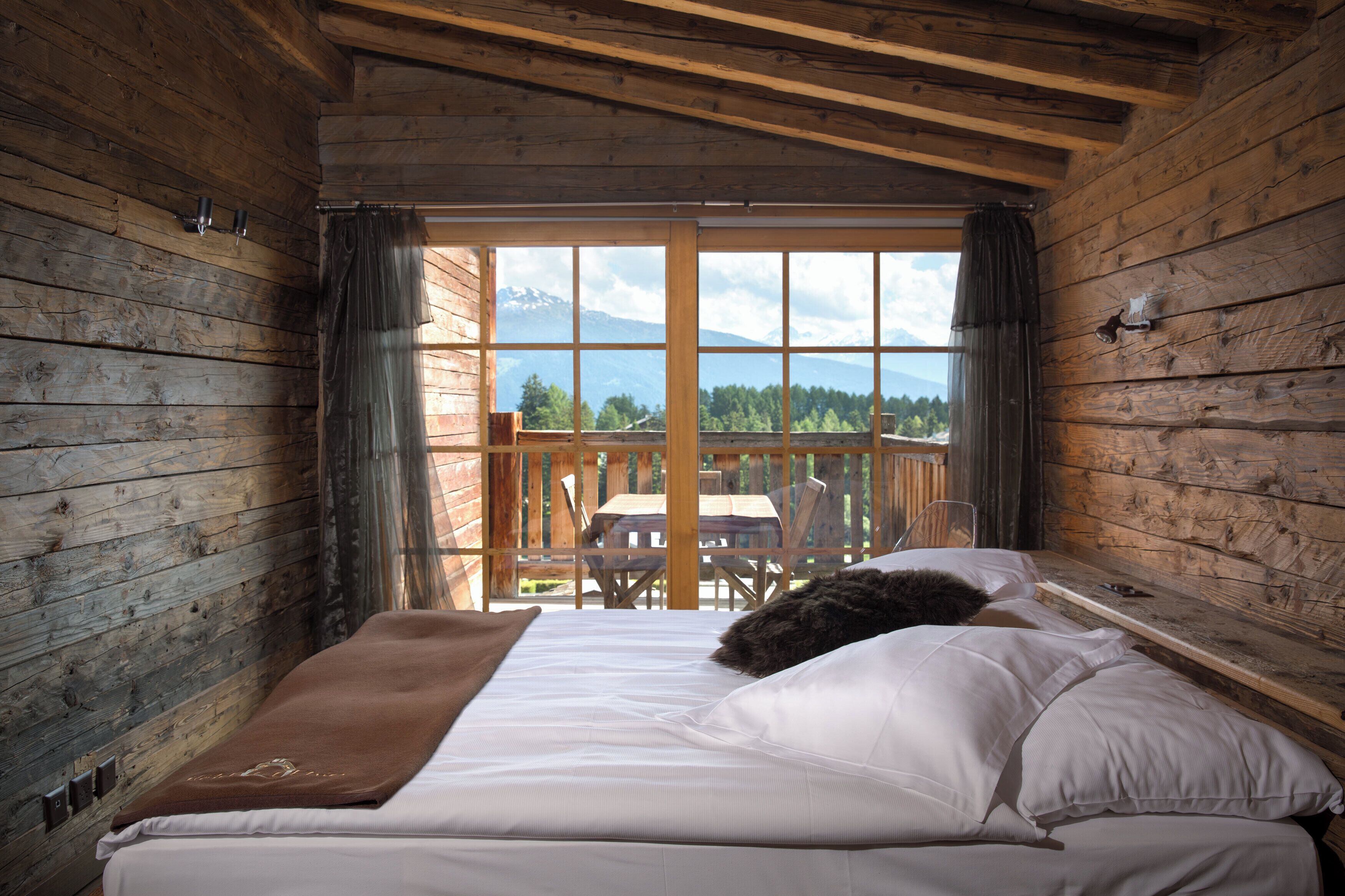 suite, balcony, mountain view (south) | view from room