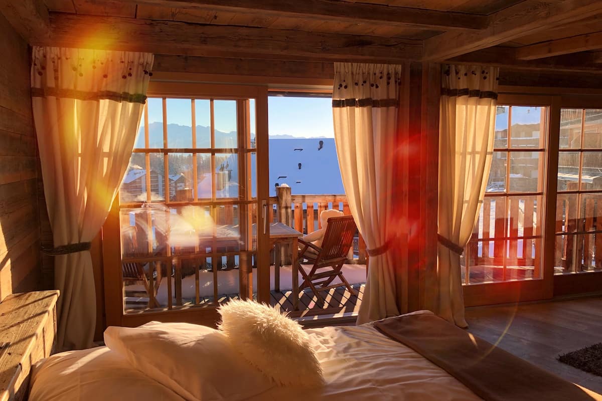 suite, balcony, mountain view (south) | 1 bedroom, minibar, in-room safe, desk