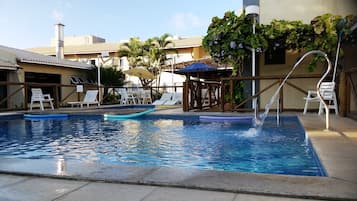 Piscine extérieure, parasols de plage, chaises longues