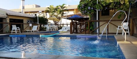 Piscine extérieure, parasols, chaises longues