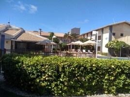 Piscine extérieure, parasols, chaises longues