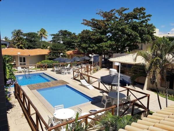 Piscine extérieure, parasols de plage, chaises longues