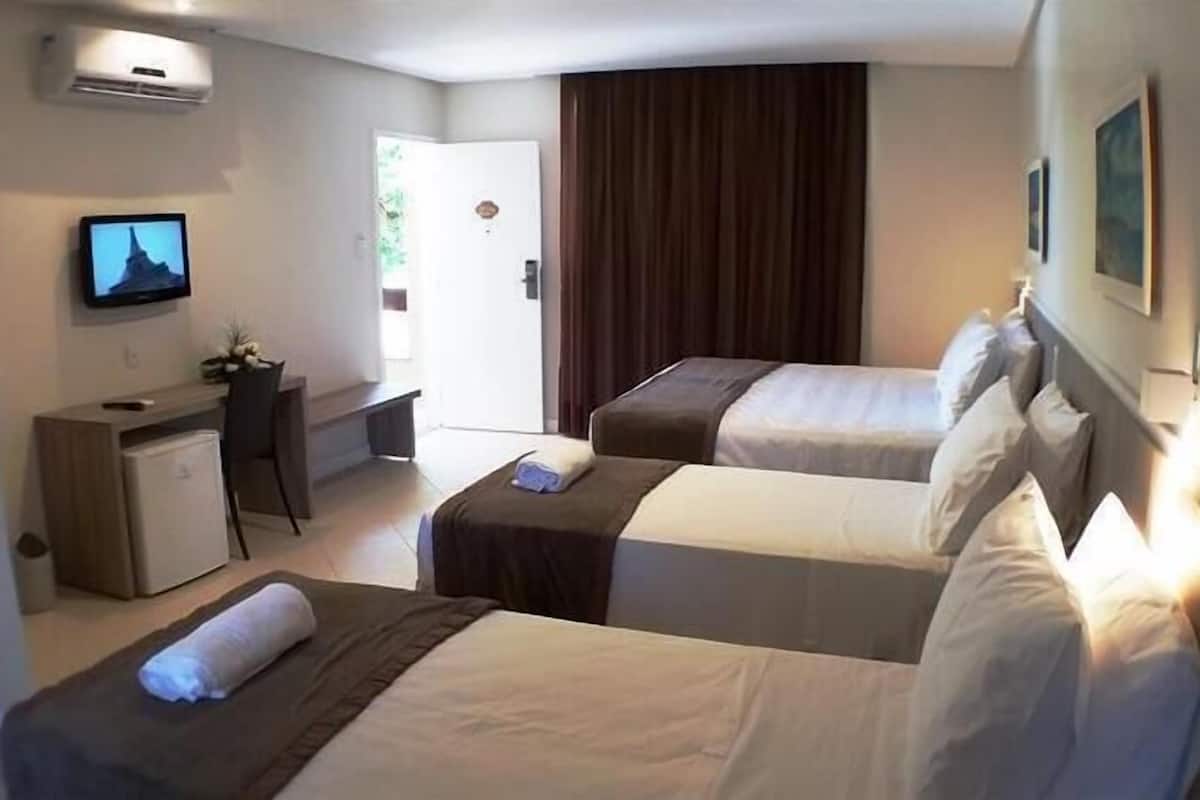 Een minibar, een bureau, verduisterende gordijnen, gratis wifi