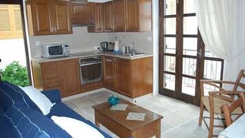 Apartment, 1 Bedroom | Private kitchen | Full-size fridge, microwave, oven, stovetop