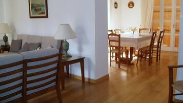 Family Apartment | In-room dining