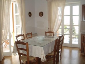 Family Apartment | In-room dining