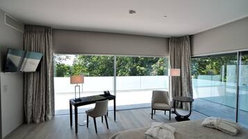Deluxe Double Room | Hypo-allergenic bedding, memory-foam beds, minibar, in-room safe