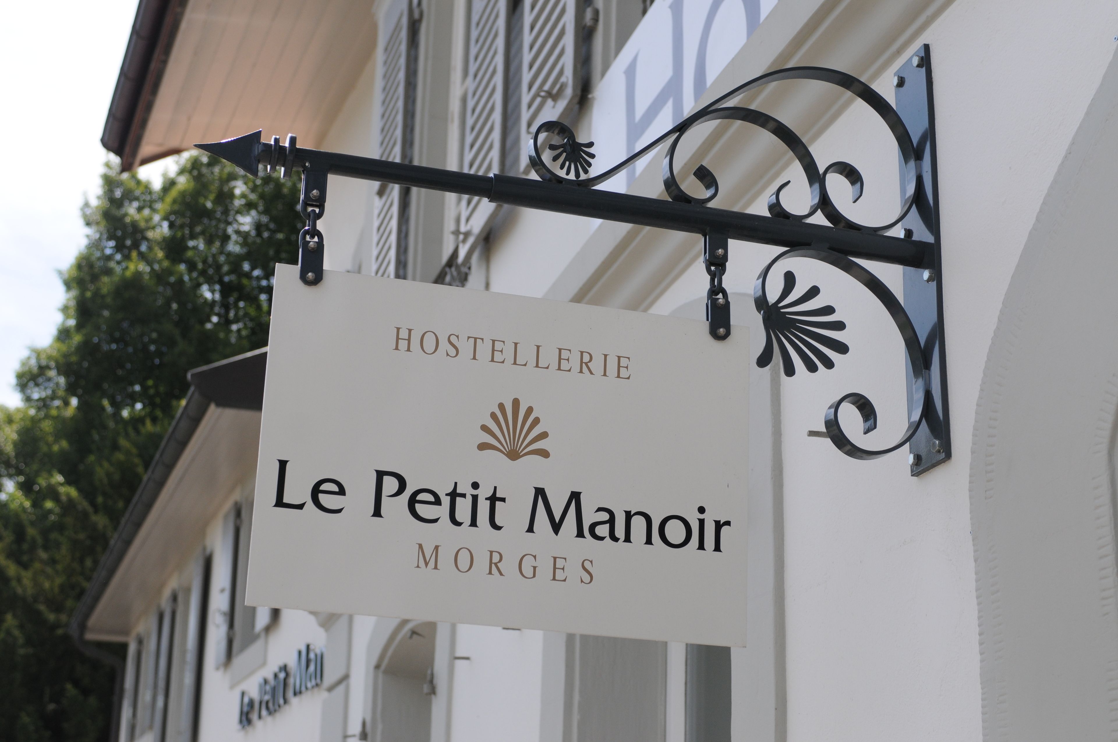Señalización de 'Le Petit Manoir Morges' que indica un albergue.