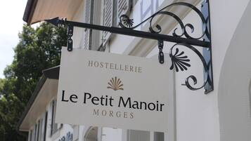 Señalización de 'Le Petit Manoir Morges' que indica un albergue.