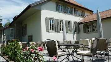 Daily buffet breakfast (CHF 24 per person)