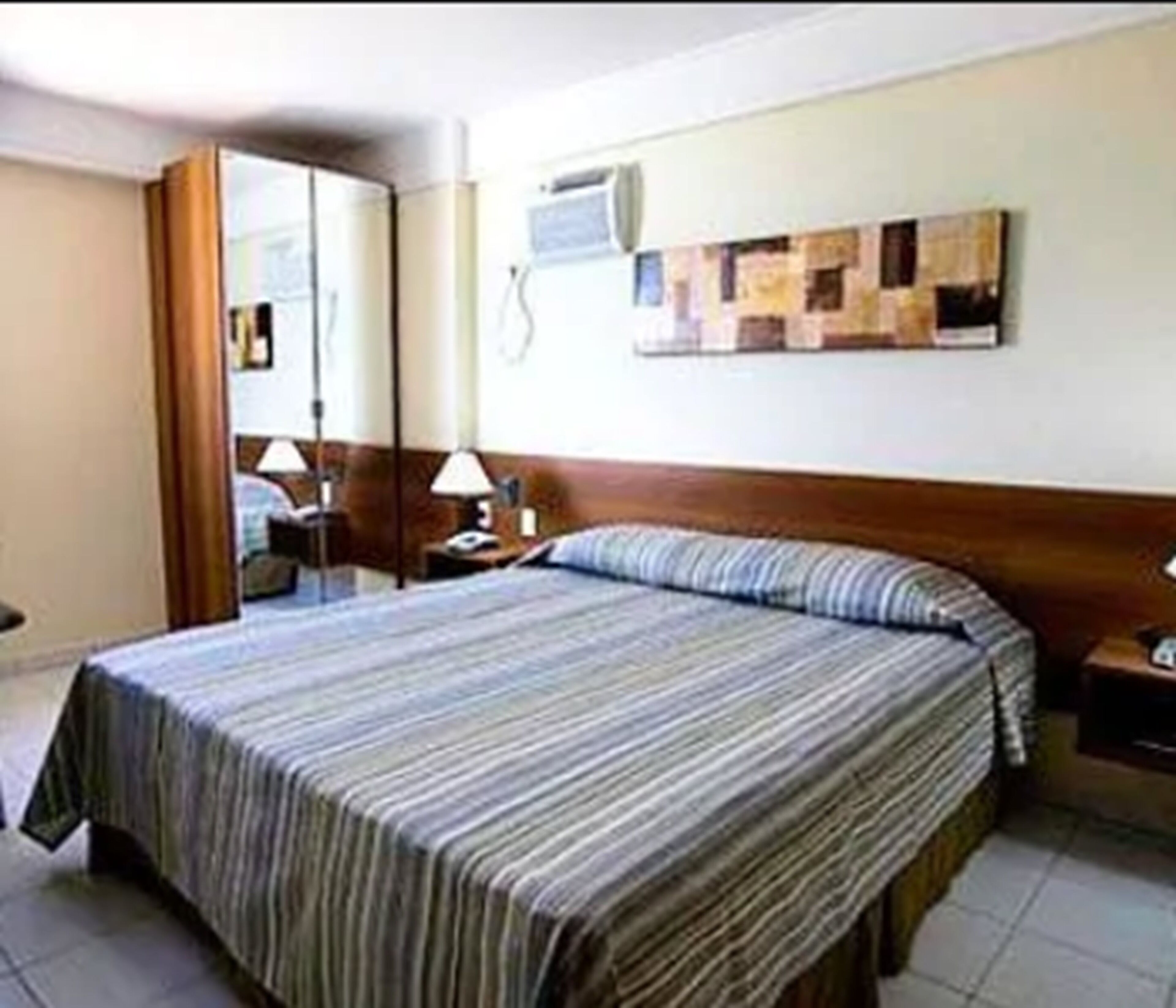 deluxe suite | minibar, in-room safe, iron/ironing board, rollaway beds