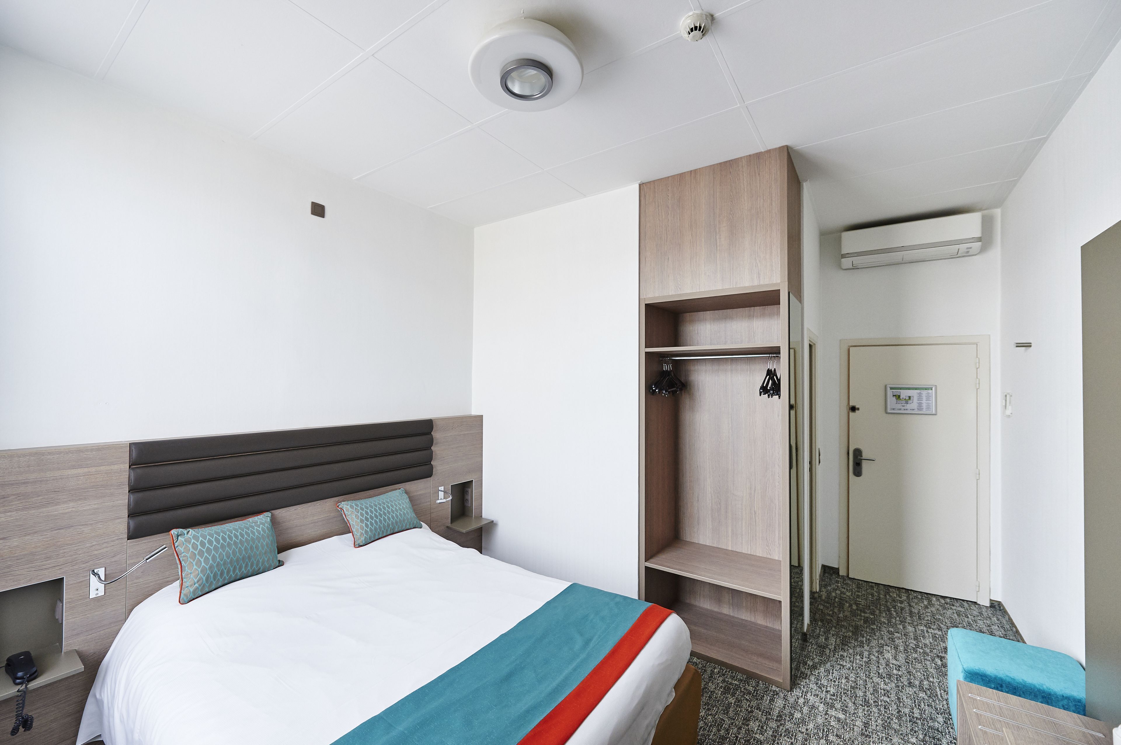 Ropa de cama de alta calidad, minibar, caja fuerte y escritorio