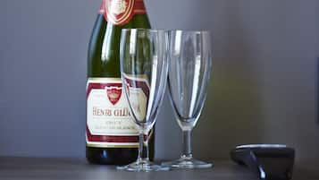 Une bouteille de champagne et deux verres sur une surface en bois.