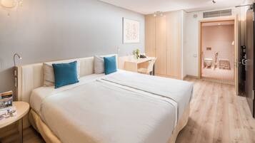Executive Room | Minibar, in-room safe, desk, soundproofing