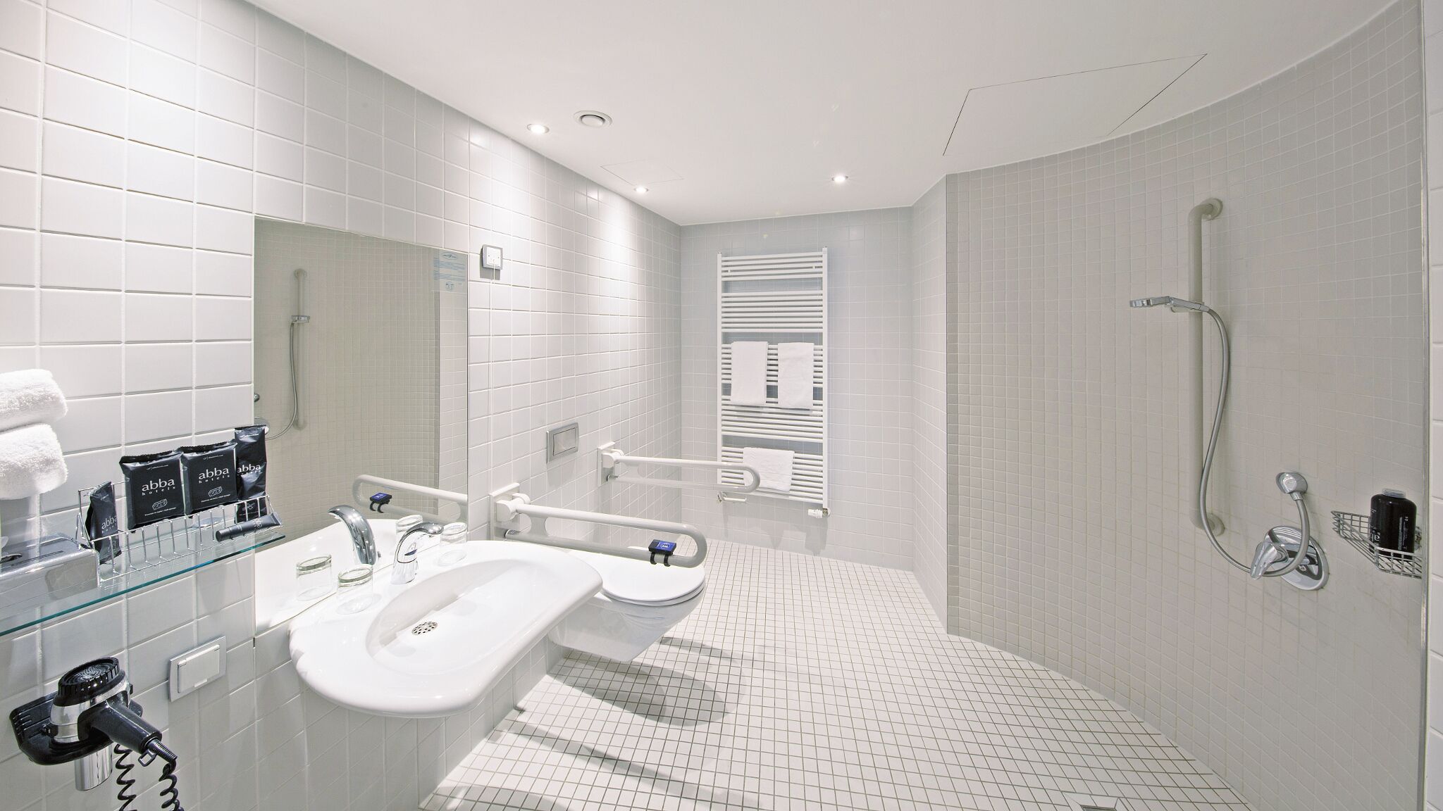 executive room | bathroom | combined shower/bathtub, eco-friendly toiletries, hair dryer, towels