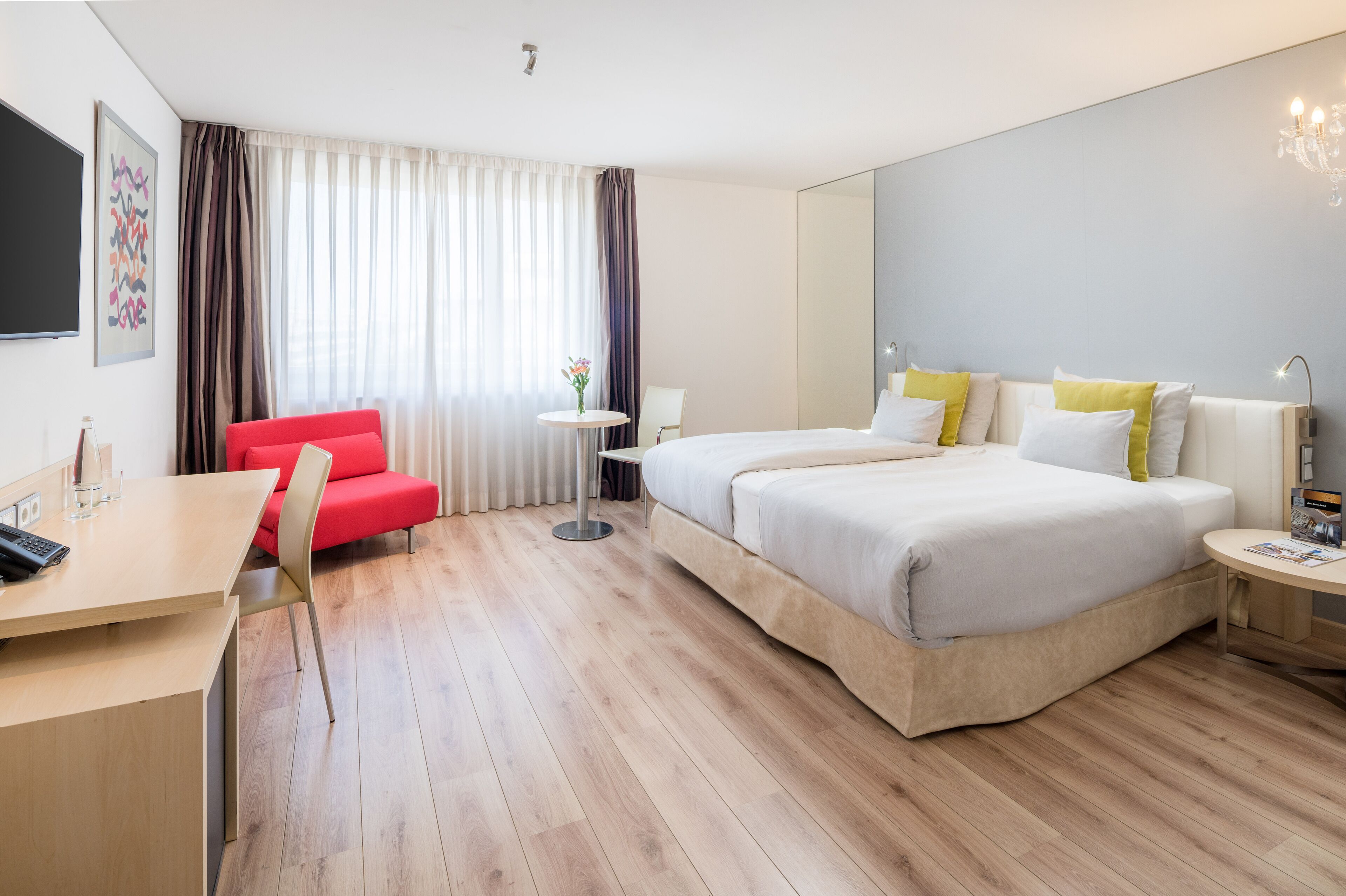 executive room | minibar, in-room safe, desk, soundproofing