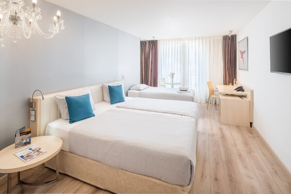 Trippelrum | Minibar, värdeförvaringsskåp på rummet, skrivbord och ljudisolering