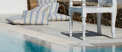 Hồ bơi ngoài trời