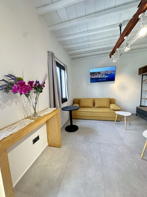 Superior-Apartment | Wohnbereich | 37-Zoll-Flachbildfernseher mit Digitalempfang, Fernseher
