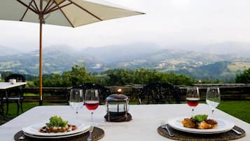 Petit-déjeuner, déjeuner et dîner servis sur place