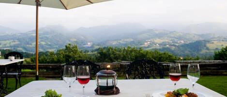 Petit déjeuner et déjeuner servis sur place, spécialités Cuisine locale