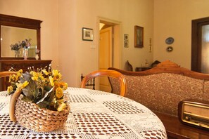 In-room dining - Villa Fiorita (Siena)