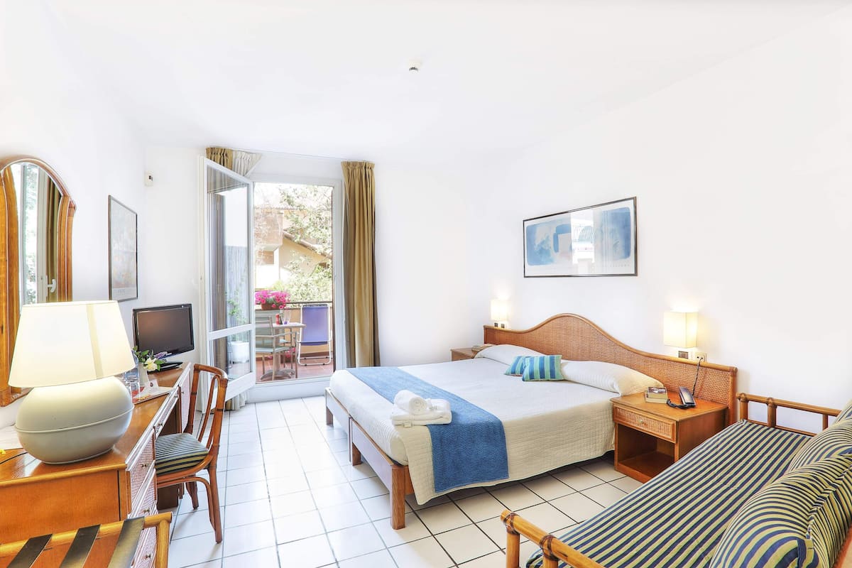 triple room | egyptian cotton sheets, premium bedding, select comfort beds, minibar