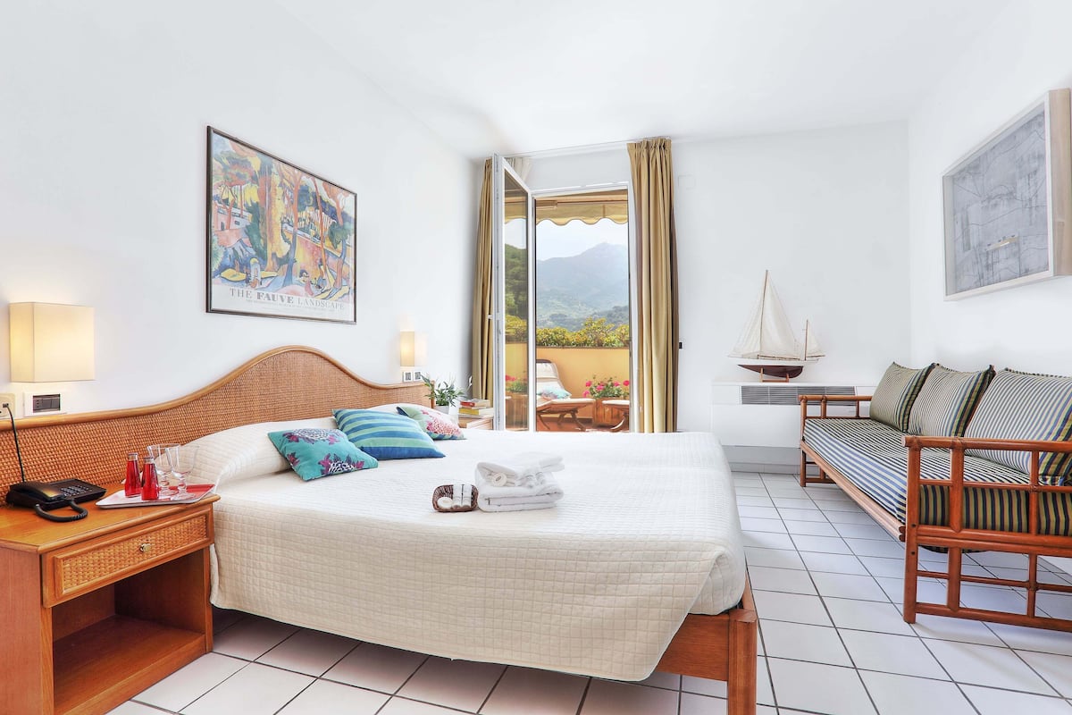 suite | egyptian cotton sheets, premium bedding, select comfort beds, minibar