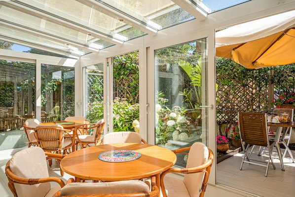 朝食 (コンチネンタル ブレックファスト)、毎日提供 (無料)