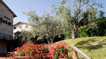 Un edificio in pietra con un'insegna che dice 'Hotel'.