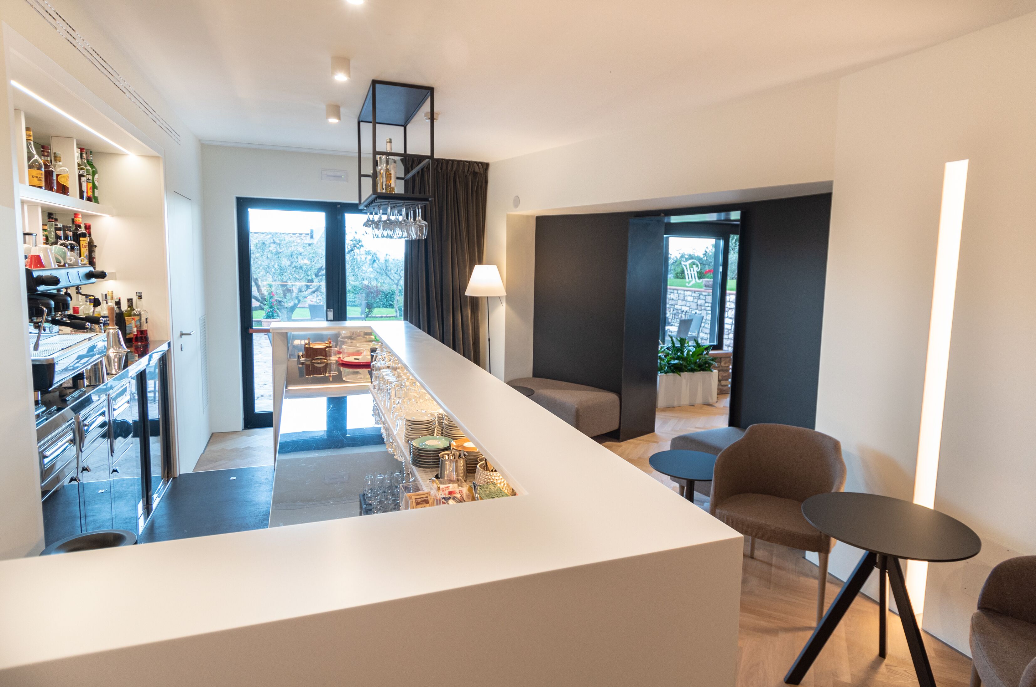 Eine moderne Küche mit Kochinsel, Bar und Sitzgelegenheiten.