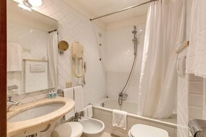 Classic Double Room | Bathroom | Free toiletries, hair dryer, bidet, towels - Hotel Cortina (Rome)
