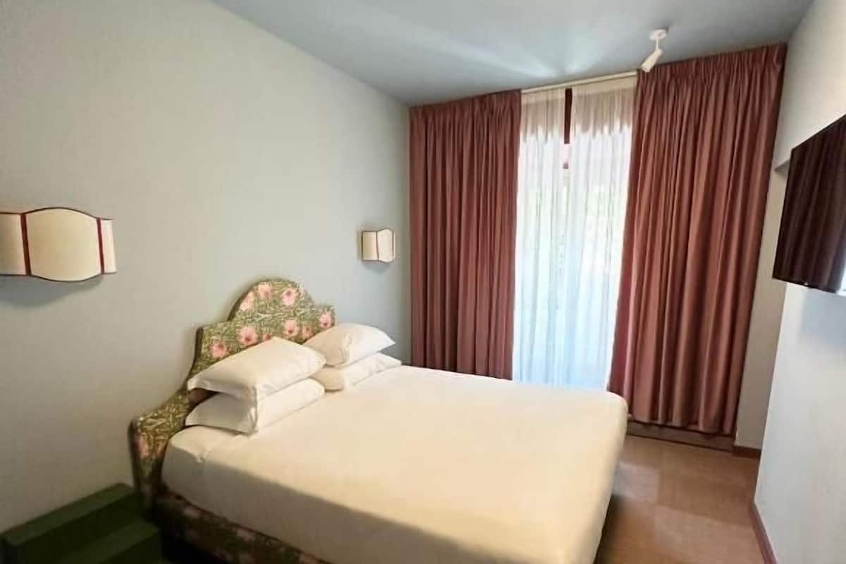Junior Suite | In-room safe, iron/ironing board, free WiFi, bed sheets