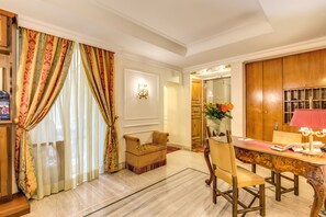 Concierge desk - Hotel Cortina (Rome)