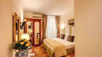 Classic Double Room | In-room safe, iron/ironing board, free WiFi, bed sheets
