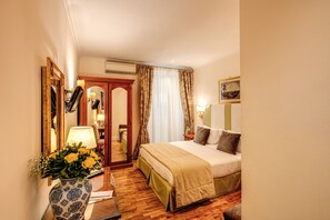 Classic Double Room | In-room safe, iron/ironing board, free WiFi, bed sheets - Hotel Cortina (Rome)