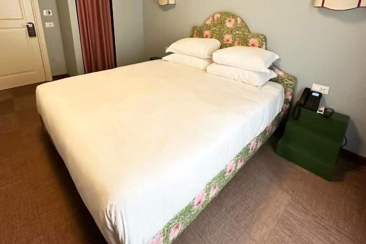 1 quarto, cofres nos quartos, ferros/tábuas de passar roupa