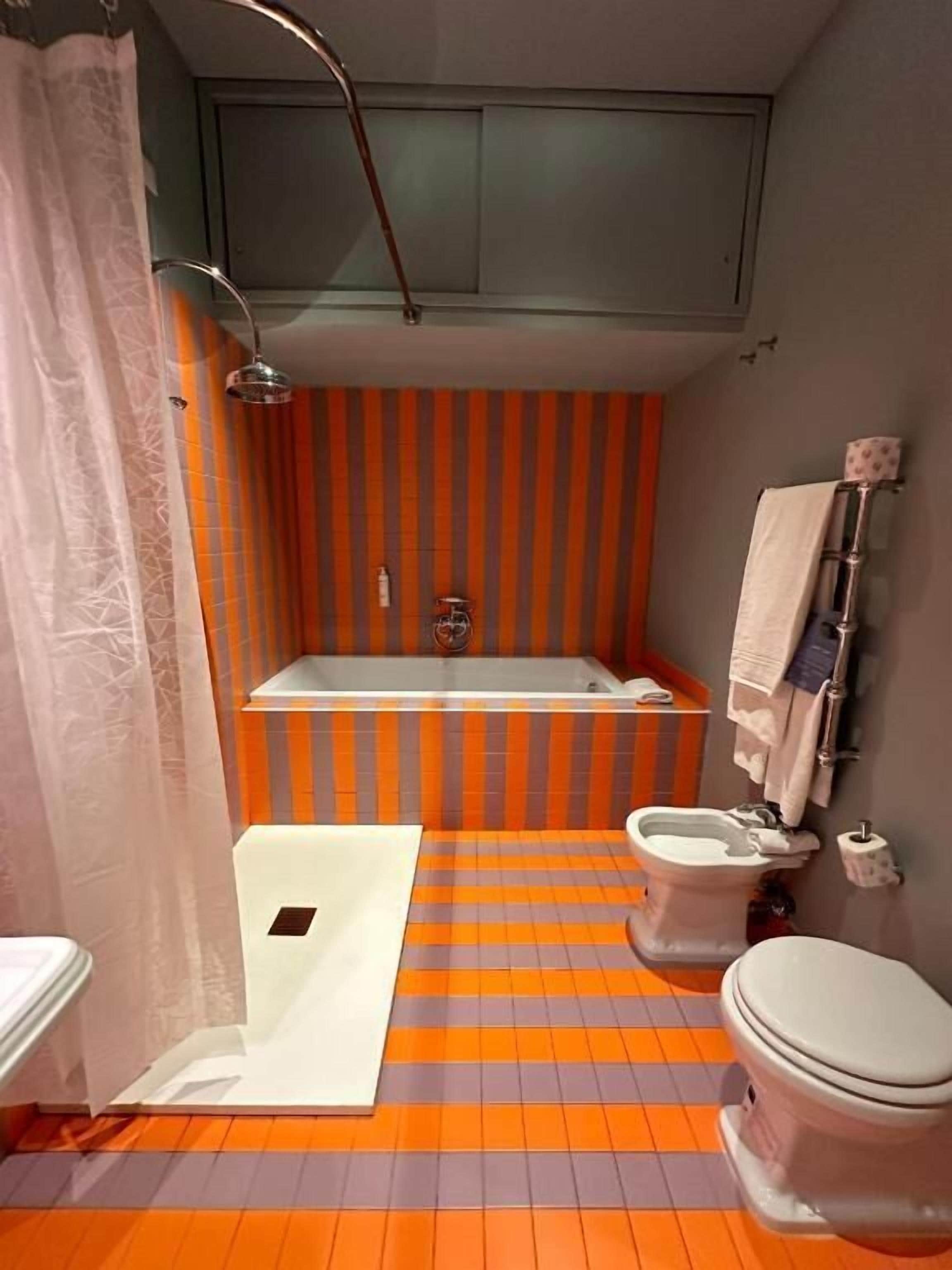 junior studio suite | bathroom | bathtub, free toiletries, hair dryer, towels