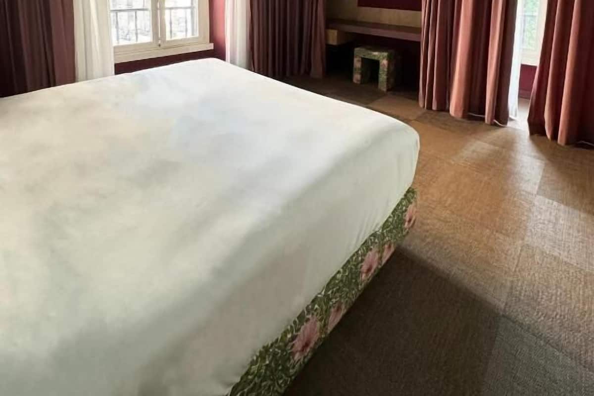 Quarto luxo | 1 quarto, cofres nos quartos, ferros/tábuas de passar roupa