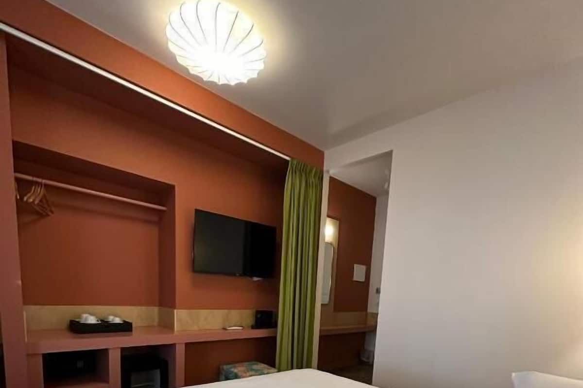 Quarto casal ou duplo superior | 1 quarto, cofres nos quartos, ferros/tábuas de passar roupa